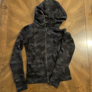 Lululemon Black and Gray Camo Size 4 Scuba Hoodie